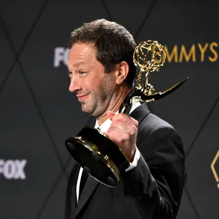 إيبون موس-باشراش في حفل توزيع جوائز إيمي (Ebon Moss-Bachrach at Emmy Awards). مصدر الصورة: Robyn BECK / AFP