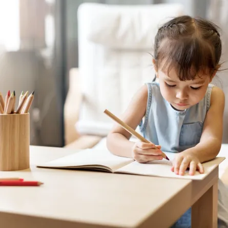 صورة طفلة تكتب