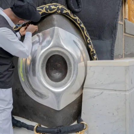 الحج والعمرة توضح بعض الإرشادات عند استلام الحجر الأسود باليد - الصورة من موقع الهيئة العامة للعناية بشؤون الحرمين