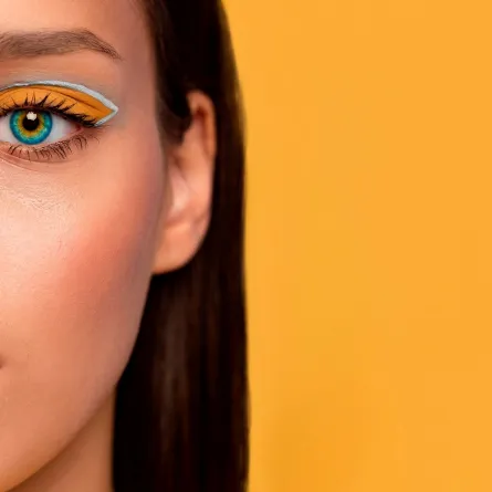 العدسات الصحيحة تجمل المكياج- الصورة من Freepik 