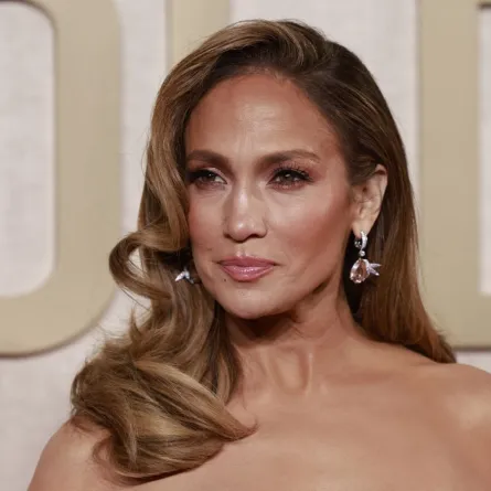 جينيفر لوبيز  في فندق بيفرلي هيلتون في بيفرلي هيلز، كاليفورنيا(Jennifer Lopez at The Beverly Hilton hotel in Beverly Hills, California). مصدر الصورة: Michael TRAN / AFP