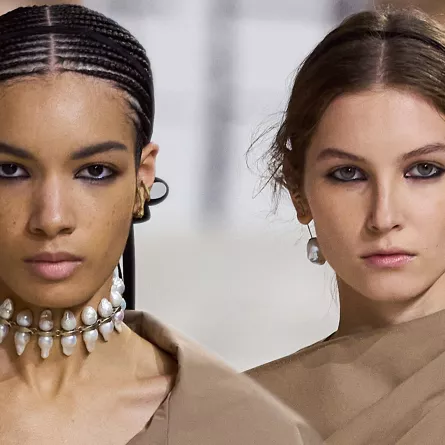 صيحات تسريحات الشعر الرائجة من وحي أسبوع باريس للموضة 2024