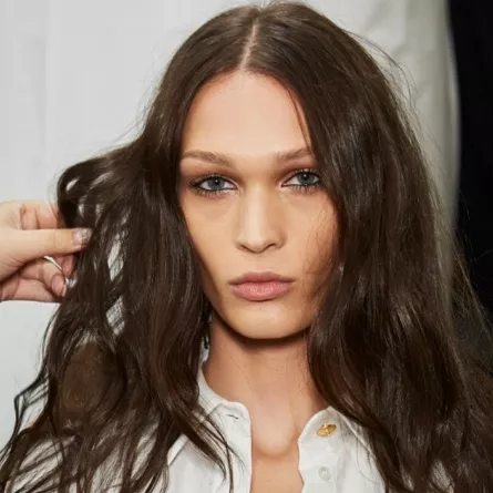 تسريحة شعر طويل متدرج من عرض دار Elisabetta Franchi - الصورة من Launchmetrics/Spotlight©