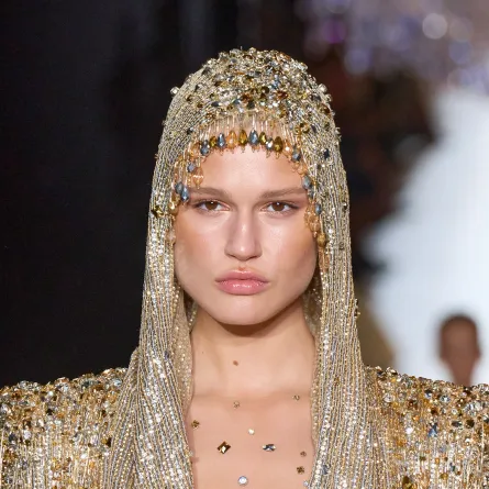 غطاء رأس من توقيع Zuhair Murad - الصورة من Launchmetrics/Spotlight ©