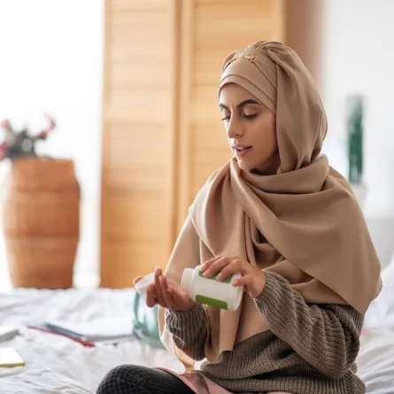 صورة لامرأة تتناول الدواء