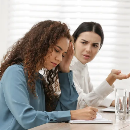 ماذا يعني أن يشعر شخص ما بالعداء السري تجاهك في العمل؟