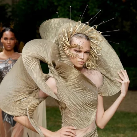 أزياء من وحي اللوحات الفنية تعكس علاقة التصميم بالرسم