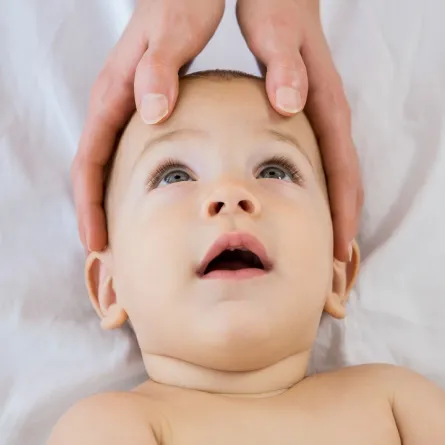 صورة لطبيب يفحص رأس طفل