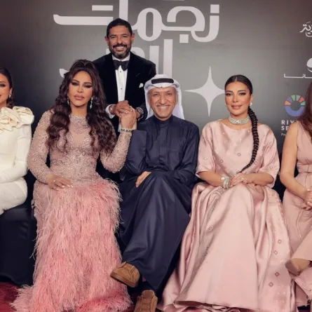 صورة لفنانات المشاركات ل ليلة نجمات العرب برفقة سالم الهندي - الصورة من حساب روتانا لايف على تويتر