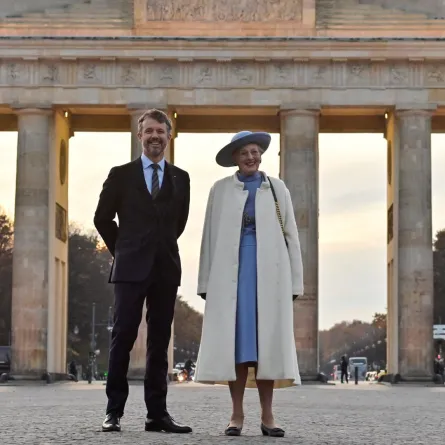 الملكة مارغريت الثانية وولي العهد الأمير فريدريك في برلين (Queen Margrethe II of Denmark and her son, Crown Prince Frederik in Berlin). مصدر الصورة: John MACDOUGALL / AFP