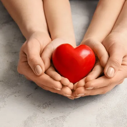 صورة تعبيرية لأسرة تحتضن قلب طفلها