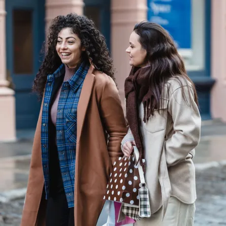 صديقتان تتجولان بالطريق