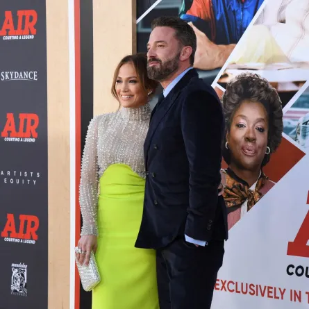 جينيفر لوبيز وبن أفليك في لوس أنجلوس(Jennifer Lopez and Ben Affleck in Los Angeles). مصدر الصورة: Jon Kopaloff/Getty Images/AFP