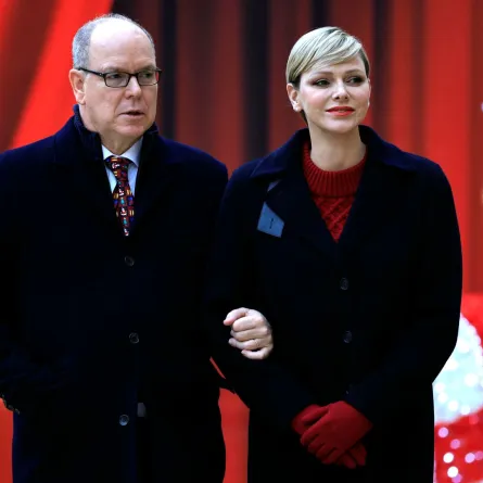 الأمير ألبرت الثاني والأميرة تشارلين في قصر الأمير في موناكو(Prince Albert II and Princess Charlene at the Prince's Palace of Monaco). مصدر الصورة: Valery HACHE / POOL / AFP