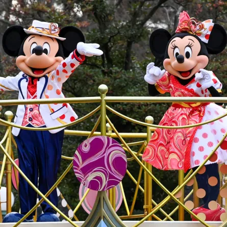 شخصية ميكي ماوس وميني ماوس في ديزني لاند بطوكيو (Minnie and Mickey Mouse at Tokyo Disneyland in Urayasu, Chiba prefecture). مصدر الصورة: Kazuhiro NOGI / AFP