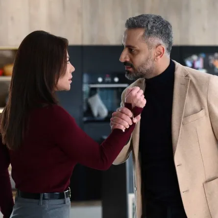 سلافة معمار وقيس الشيخ نجيب من كواليس الخائن- الصورة من المركز الإعلامي لـ MBC