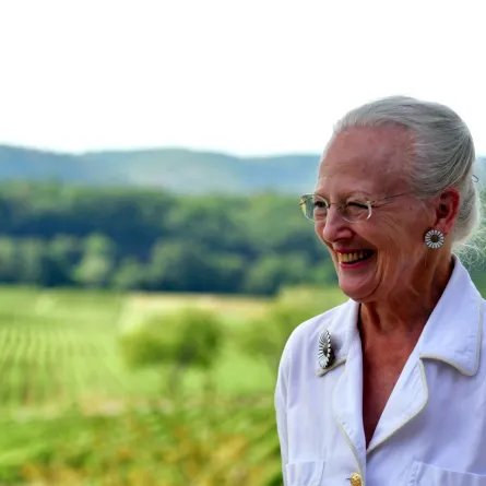 الملكة مارغريت الثانية في جنوب فرنسا (Queen Margrethe II in southern France). مصدر الصورة:  PASCAL PAVANI / AFP
