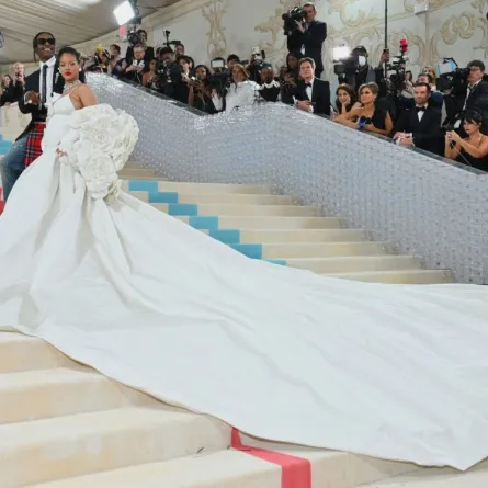 النجمة ريهانا ترتدي زياً ابيض من فالنتينو  خلال حفل مت غالا 2023