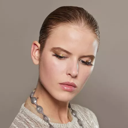 مكياج ذهبي ناعم لشتاء 2024