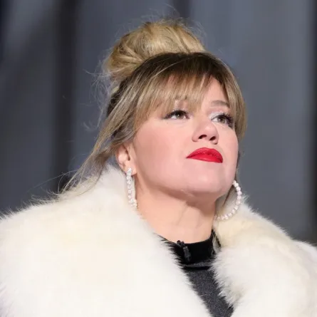  ​​كيلي كلاركسون Kelly Clarkson في حفل الكريسماس الذي أقيم في Rockefeller ( مصدر الصورة:  Arturo Holmes / GETTY IMAGES NORTH AMERICA / Getty Images via AFP)