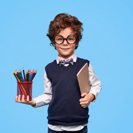 صورة لطفل يهوى الرسم والتلوين