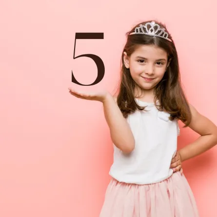 صورة فتاة تحمل الرقم 5