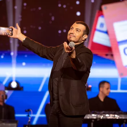 إيهاب توفيق الصورة من المركز الاعلامي ل بنش مارك