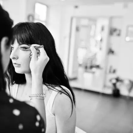 تفسير حلم تكحيل العين بالكحل الأسود