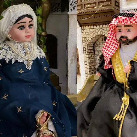 الدمى التراثية تصمم حسب المنطقة مع الرسم على الوجه وإضافة الإكسسوارات المناسبة للزي 