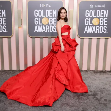 ليلي جيمس ترتدي الفستان الأحمر مع كشاكش وذيل طويل 