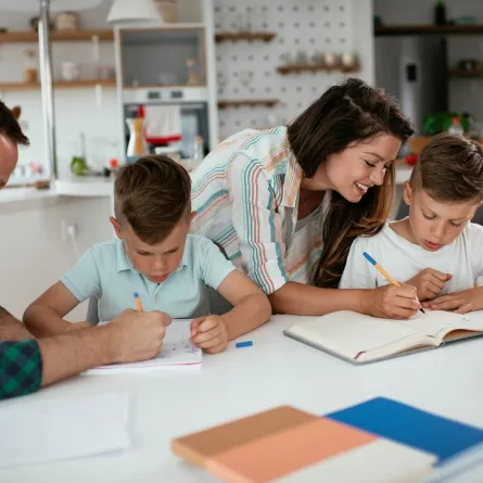 صورة لأسرة تدعم أطفالها