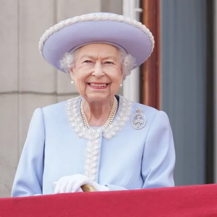 الملكة إليزابيث الثانية في شرفة قصر باكنغهام (Queen Elizabeth II in the Balcony of Buckingham Palace). مصدر الصورة: Jonathan Brady / POOL / AFP