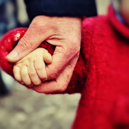 صورة لجد يأخذ بيد حفيده