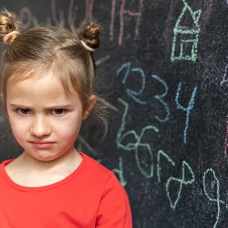 صورة لطفلة تحمل هموماً