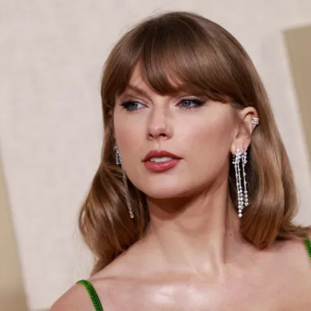 تايلور سويفت في بيفرلي هيلز، كاليفورنيا(Taylor Swift at The Beverly Hilton in Beverly Hills, California). مصدر الصورة: Michael TRAN / AFP