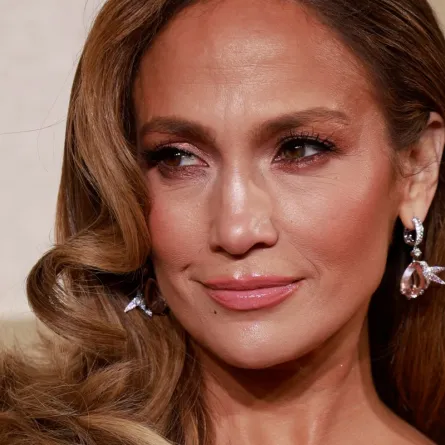 النجمة جينيفر لوبيز Jennifer Lopez  في حفل غولدن غلوب 81 في كاليفورنيا بتاريخ 7 يناير  (مصدر الصورة Michael TRAN / AFP)