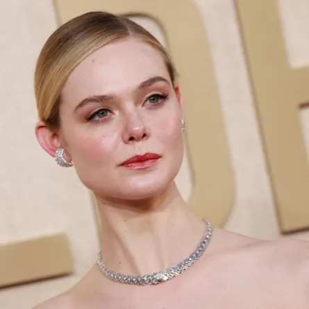 النجمة إيل فاينينغ Elle Fanning في حفل غولدن غلوب 81 في كاليفورنيا بتاريخ 7 يناير  (مصدر الصورة Michael TRAN / AFP)