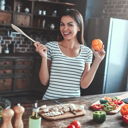 صورة لامرأة تحضر الطعام