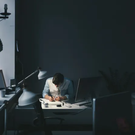 التفرغ الزائد للعمل بشكل مفرط ومستمر حتى يتحول الالتزام بالعمل إلى نمط سلوكي يضر بالأشخاص