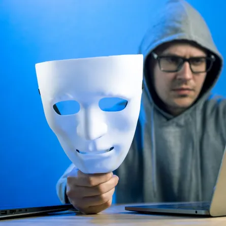 تأثير الزملاء المزيفين على الأداء الجماعي للفريق في العمل ووجود بيئة غير صحية 