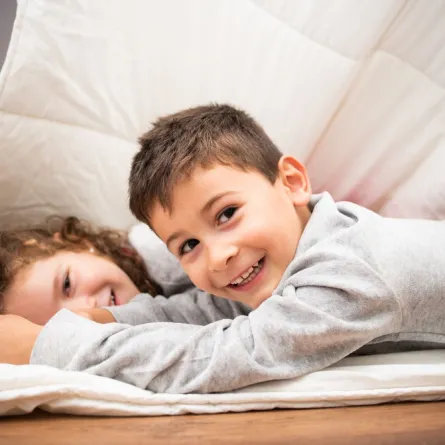 صورة لطفلين