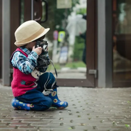 صورة طفل يصور