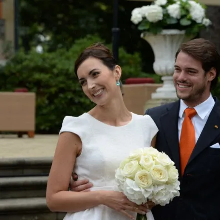 الأمير فيليكس وكلير في سان ماكسيمين لا سانت بوم، جنوب فرنسا.(Prince Felix and Claire in Saint-Maximin-La-Sainte-Baume, southern France.). مصدر الصورة: PATRIK STOLLARZ / AFP