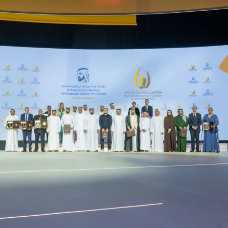 الشيخ أحمد بن محمد يتوسط الفائزين بالجائزة الصورة من الحساب الرسمي للجائزة على منصة x 