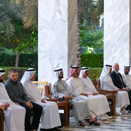 الشيخ محمد بن راشد يلتقى الفائزين بجائزة محمد بن راشد للإبداع الرياضي. الصورة من مكتب دبي الإعلامي