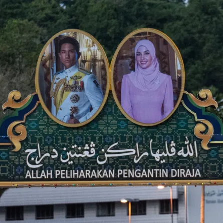 صور العريس الأمير عبد المتين والعروس أنيشا روسناه في بروناي(The portraits of groom Prince Abdul Mateen and bride Anisha Rosnah in Brunei). مصدر الصورة: Mohd RASFAN / AFP