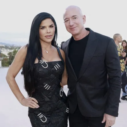 جيف بيزوس وخطيبته لورين سانشيز Lauren Sánchez and Jeff Bezos في حفل Versace (مصدر الصورة:  Emma McIntyre / GETTY IMAGES NORTH AMERICA / Getty Images via AFP)