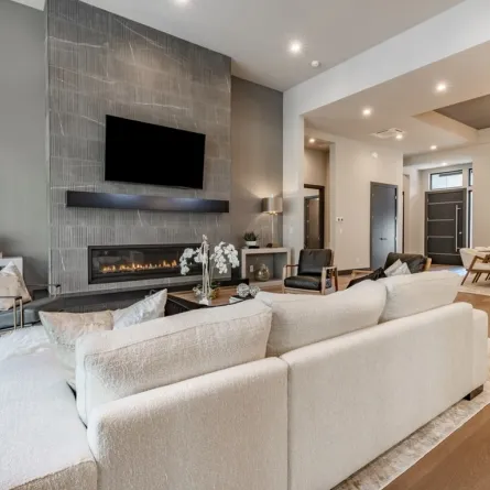 الرمادي والأبيض في ديكور غرف المعيشة المعاصرة