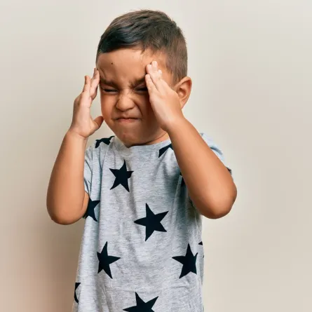 صورة لطفل يشعر بألم في رأسه