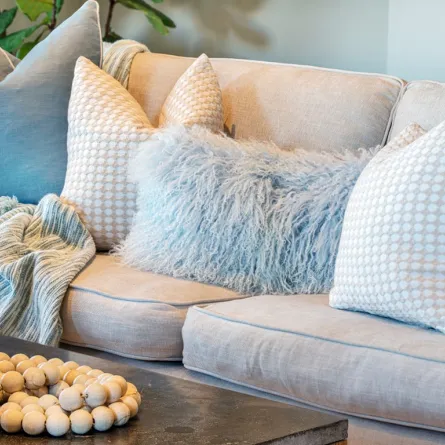 غرفة المعيشة تتبع الطراز الساحلي